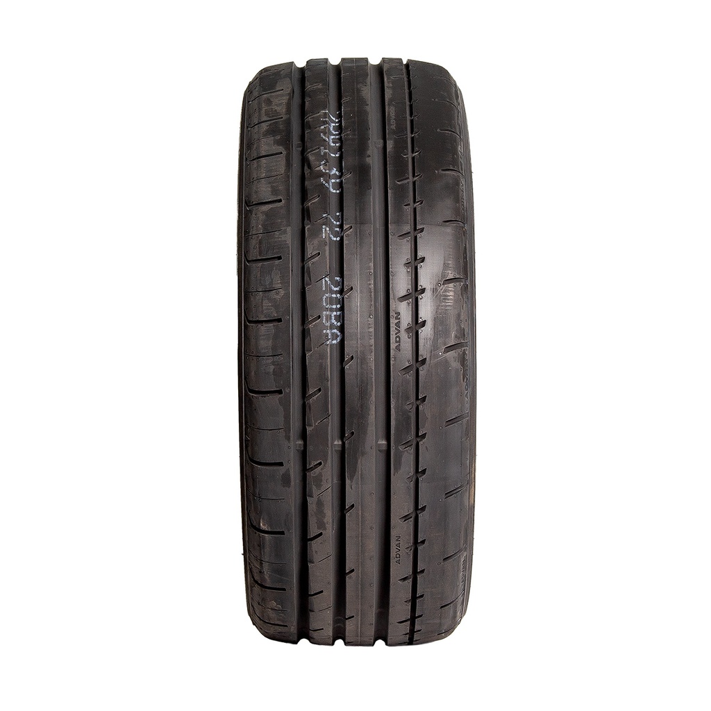 Llanta P 275/40 R20 106Y Yokohama ADVAN APEX V601